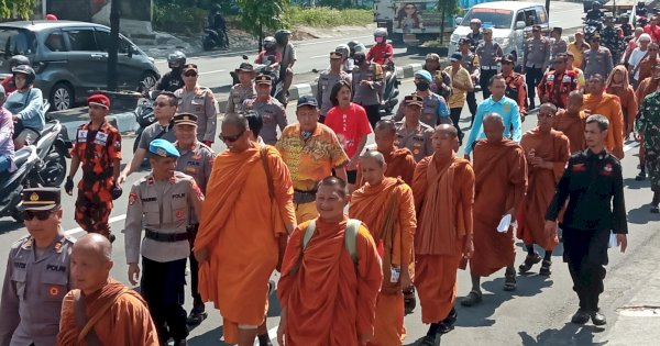Puluhan Biksu Thudong Tiba di Kabupaten Magelang
