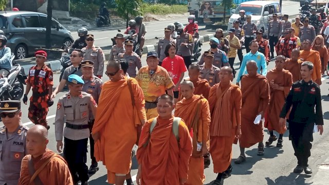 Puluhan Biksu Thudong Tiba di Kabupaten Magelang