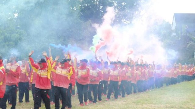 Defile Kontingen di Porseni PGRI Gowa. Foto :Yusrizal-Harian.News