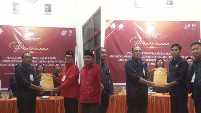 Kiri PDIP dan NasDem diterima KPU Mamasa, Kamis (11/5). (Foto: Jupran/HN)