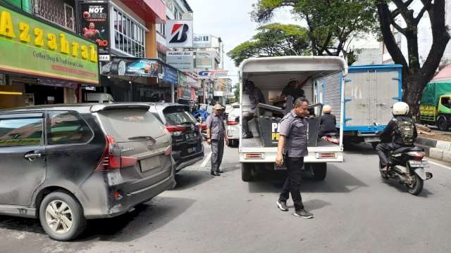Tim Perumda Parkir Makassar Raya melakukan penataan parkir di salahsatu titik di Makassar. 