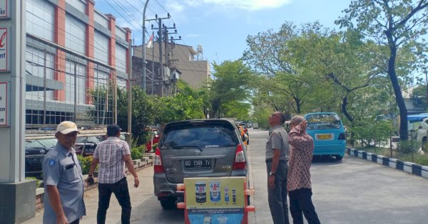Tindaklanjuti Aduan Masyarakat, TRC Perumda Parkir Urai Kemacetan Depan Grand Place
