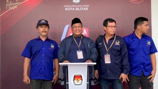 Ketua DPD NasDem Kota Blitar, Hermanto (peci). 