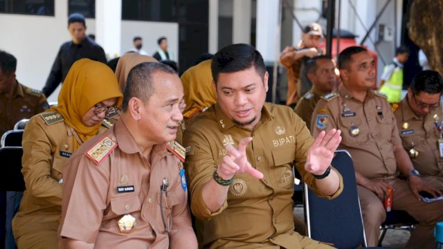 Kadis PUPR Kabupaten Gowa, Rusdi Alimuddin saat mendampingi Bupati Gowa pada peletakan batu pertama pembangunan taman di area Kantor Bupati Gowa.