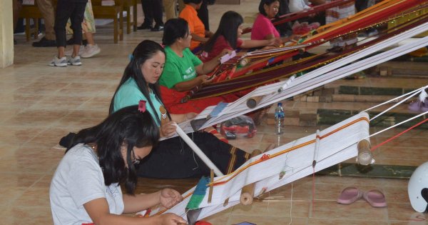 Amazing Mamasa, 39 Penenun Kain Tradisional ‘Beraksi’