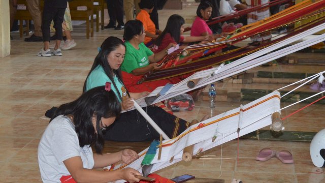 Amazing Mamasa, 39 Penenun Kain Tradisional ‘Beraksi’