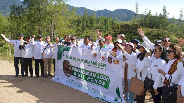 Amazing Mamasa, 3000 Bibit Pohon Ditanam di Desa Tondok Bakaru