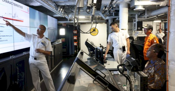 Komandan Giovanni Monno Ajak Danny Pomanto Kunjungi Kapal Italia INS Francesco Morosini