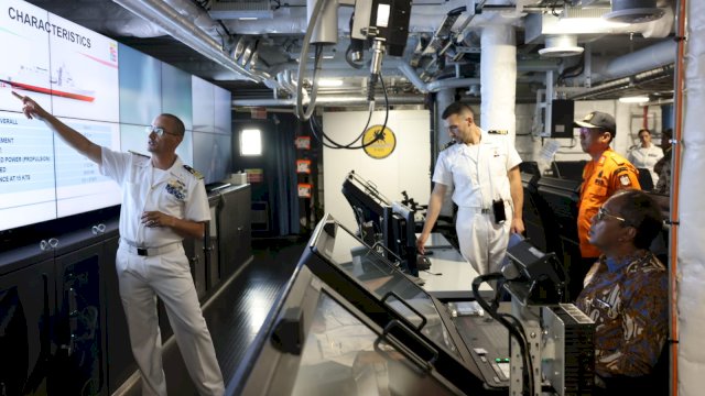 Komandan Giovanni Monno Ajak Danny Pomanto Kunjungi Kapal Italia INS Francesco Morosini