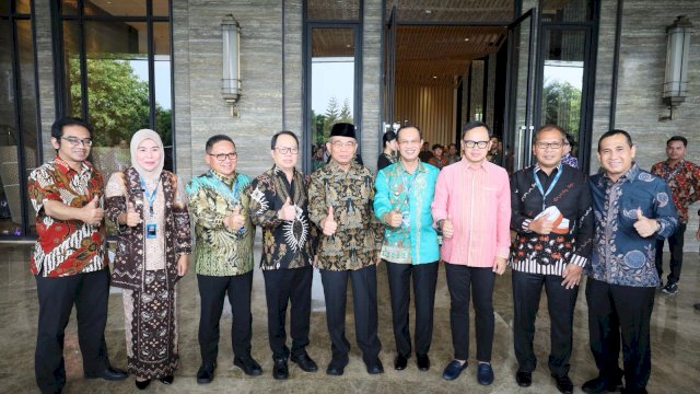 Danny sambut langsung kedatangan Menko PMK di Lobby Hotel Santika Palembang. Turut hadir bersamanya Wali Kota Bogor yang juga Ketua Dewan Pengurus Asosiasi Pemerintah Kota Seluruh Indonesia (Apeksi) Bima Arya, Rabu (07/06).