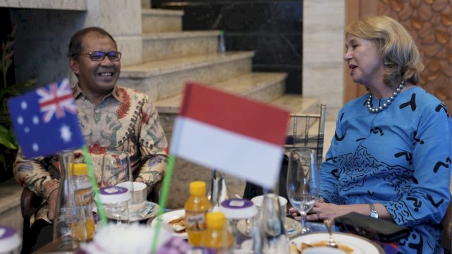 Konjen Australia Bronwyn Robbins berpamitan secara langsung kepada Moh Ramdhan Pomanto di rumah kediaman Wali Kota Makassar, Rabu (21/06) malam.