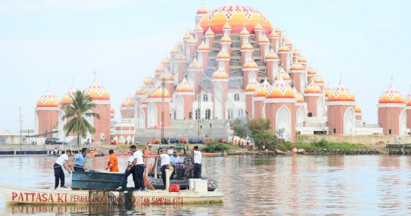 Lantamal VI bersama Pemkot Makassar Bersih-Bersih Pantai Losari Jelang MNEK 2023
