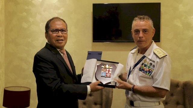 Wali Kota Makassar Moh Ramdhan Pomanto mendapat kehormatan bisa berdiskusi bersama dengan Duta Besar Italia H.E Benedetto Latteri, di Executive Lounge Hotel Claro Makassar, Selasa (06/06).