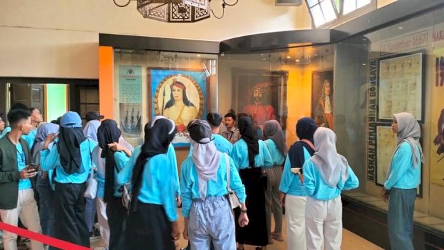 Siswa SMA Negeri 8 Luwu Utara tampak antusius mendengarkan penjelasan kurator museum.