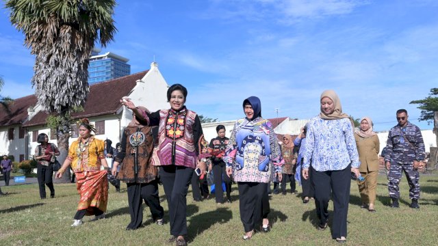 Ketua TP PKK Kota Makassar Indira Yusuf Ismail menyambut rombongan kunjungan kebudayaan Ladies Program istri delegasi Multilateral Naval Exercise Komodo (MNEK) 2023 di Benteng Rotterdam, Senin (07/06).