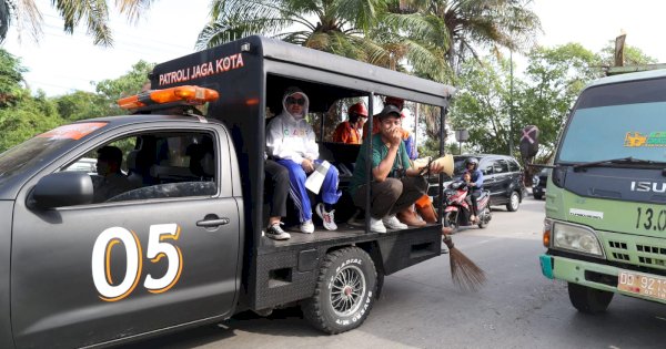 Gunakan Mobil Patroli, Fatmawati Rusdi Pantau Gerakan Bersih Taman Kota
