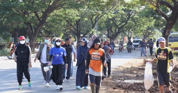 Berjalan Kaki, Fatmawati Rusdi Pantau Aksi Jumat Bersih Hingga Tanam Pohon