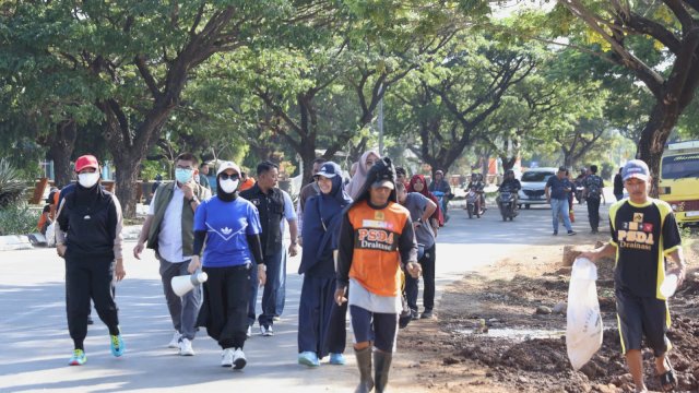 Berjalan Kaki, Fatmawati Rusdi Pantau Aksi Jumat Bersih Hingga Tanam Pohon