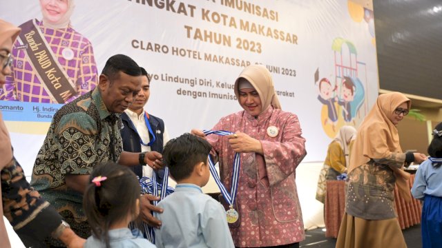 Anak didik PAUD di bawah umur lima tahun yang telah melengkapi imunisasi dasarnya diberi penghargaan lewat acara Wisuda Imunisasi Tingkat Kota Makassar, Kamis (22/06).