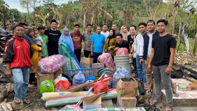 Pemuda Tambora Bersama Legislator PKS Jeneponto Bahu Membahu Bantu Korban Kebakaran