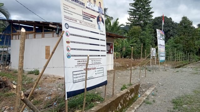 Kondisi Kantor Desa Sampeang disegel oleh salahsatu warga yang mengaku ahli waris. (Foto: Aswin/HN). 