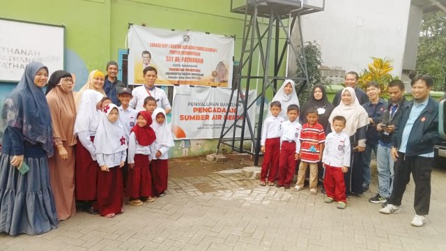 Penyerahan bantuan, Senin (5/6). 