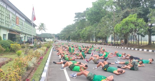 Prajurit Yonarmed 11 Kostrad Lari Keliling Kota Sambil Bernyanyi
