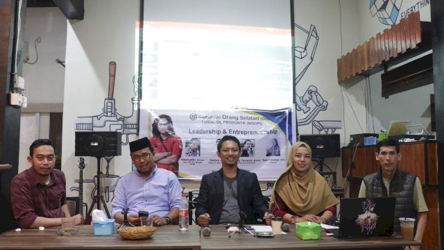 Ngopi Komunitas OS bersama pembicara dari Pengusaha Vinyl Hartono (kiri kedua pakai peci), Minggu (11/6). 