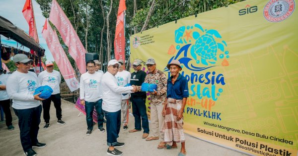 Semen Tonasa Beri Bantuan Pengikat ke Pembudi Daya Rumput Laut di Desa Bulu Cindea