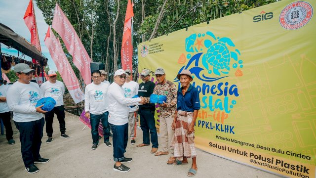 Semen Tonasa Beri Bantuan Pengikat ke Pembudi Daya Rumput Laut di Desa Bulu Cindea