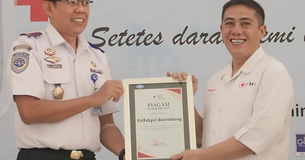 Deng Ical Hadiri Langsung Donor Darah Politeknik Pelayaran Barombong