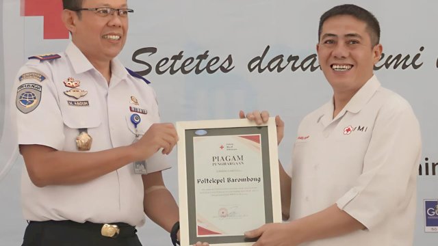 Direktur Poltekpel Barombong, Capten Mochamad Abduh. M. M.Tr dan Ketua PMI Makassar, Syamsu Rizal 'Deng Ical'. 