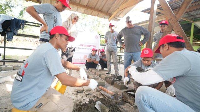 Semen Tonasa Inisiasi Pelatihan Pembuatan Paving Block dan Roster Bagi Pengelolan BUMdes