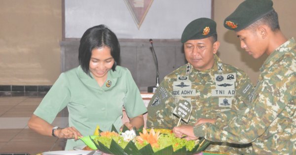 Mengharukan..! Prajurit Guntur Geni Rayakan HUT ke-61 dengan Cara Sujud Syukur