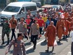 Beri Semangat Puluhan Biksu, Kapolresta Magelang Ikut Jalan Kaki