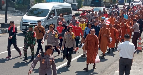 Beri Semangat Puluhan Biksu, Kapolresta Magelang Ikut Jalan Kaki
