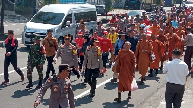 Beri Semangat Puluhan Biksu, Kapolresta Magelang Ikut Jalan Kaki