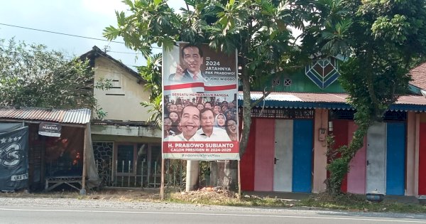 Sinyal Dukungan..! Baliho Gambar Jokowi Bersama Prabowo Muncul di Magelang