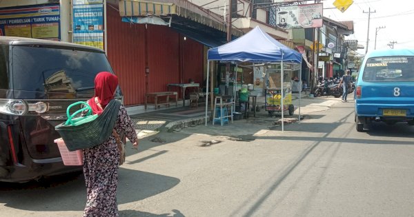 Trotoar Diserobot PKL, Ibu Tua Ini Harus Berjalan Kaki di Badan Jalan