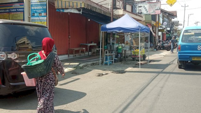 Trotoar Diserobot PKL, Ibu Tua Ini Harus Berjalan Kaki di Badan Jalan