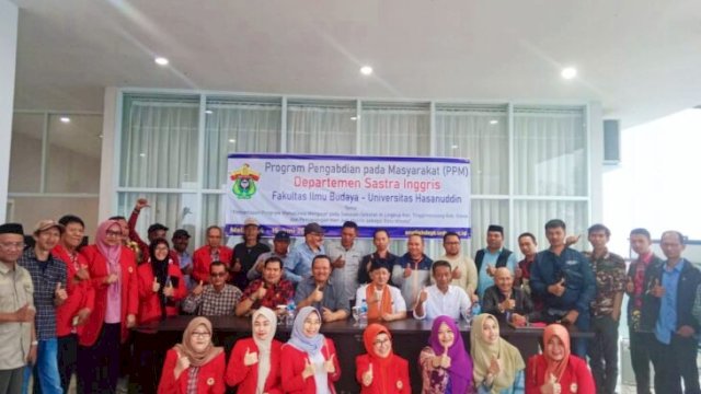 Foto bersama Dosen Unhas, Panelis dan peserta seminar Hari Jadi Malino. 
