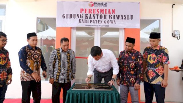 Bupati Gowa, Adnan Purichta IYL resmikan kantor Sekretariat Bawaslu Gowa. Foto:Istimewa 