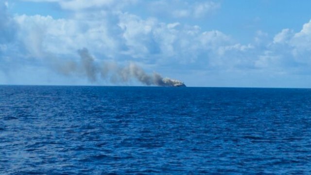 Kepulan asap yang berasal dari KRI Teluk Hading 538 yang terbakar di perairan Bulukumba - Selayar, Sabtu (3/6/23).Foto:tangkap layar vidio amatir WAG Info Reaksi Cepat 