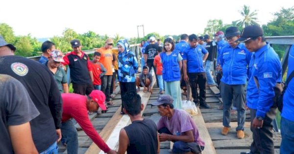 Semangat Gotong Royong, DPC Demokrat Gowa bersama Warga Perbaiki Jembatan Penghubung Somba Opu – Manuju-Parigi