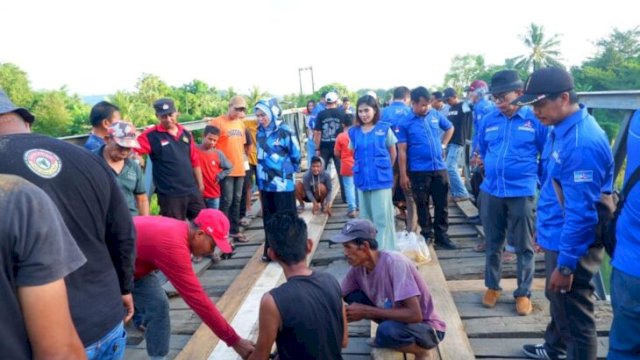Ketua DPC Partai Demokrat Gowa,Rismawati Kadir Nyampa (RKN) bersama kader dan warga gotong royong perbaiki jembatan penghubung Somba Opu - Manuju - Parigi. Foto :Istimewa 