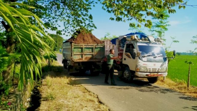 Truk ODOL yang melintas di Desa Bontolangkasa Selatan. Foto:Istimewa 