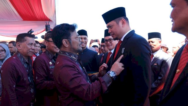 Bupati Gowa Adnan Purichta Ichsan saat menerima Satya Lencana Wira Karya dari Presiden RI yang disematkan langsung oleh Mentan Syahrul Yasin Limpo. Foto:Istimewa 