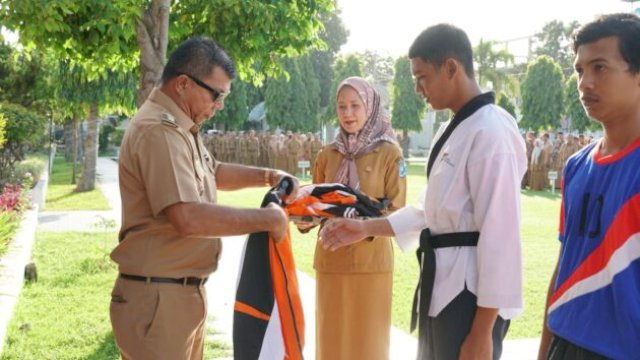 Bupati Bulukumba Muchtar Ali Yusuf melepas atlet yang akan berlaga di Kejurda Pelajar Sulsel. Foto: humasdiskominfoblkb