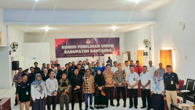 Komisioner KPU Bantaeng berfoto bersama stakeholder usai penetapan DPT pemilu 2024. Foto:harian.news 
