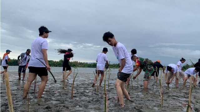 Rutinitas Tahunan Penanaman Mangrove di Pantai Monro Monro Jeneponto 2023